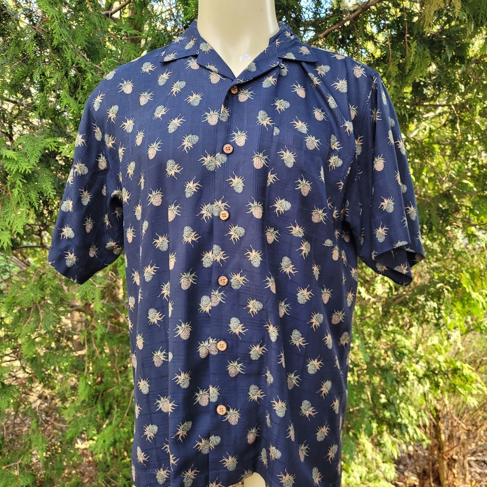 Tommy Bahama SILK Hawaiian Camp Aloha Shirt Size Medium Button Up Blue Pineapple